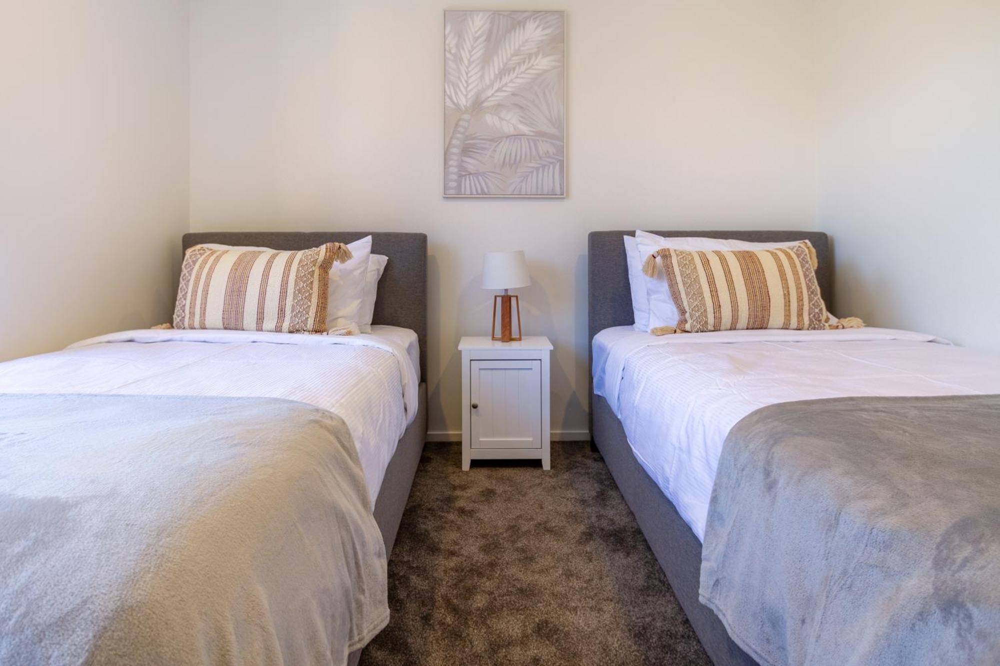 Chic 2-Bed Gem: Trust Arena Proximity - West Akl Apartment โอ๊คแลนด์ ภายนอก รูปภาพ